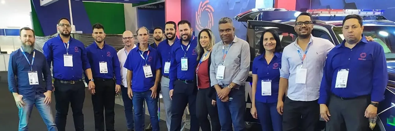Equipe da Orion Eleven reunida no estande em feira do setor