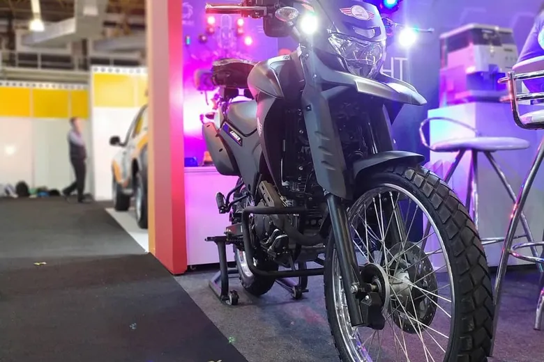 Moto com faróis auxiliares e strobos LED no estande da Orion Eleven